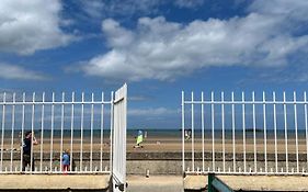 Waterfront Studio At Gold Beach, Sea View, Private Parking